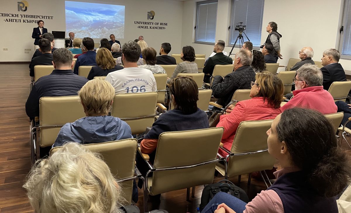 Рена Стефанова и кандидатите на ПП-ДБ: местната власт ще прави устойчива връзка между бизнеса и образованието